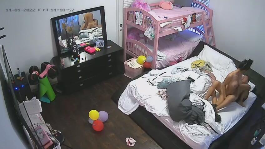 家庭攝像頭偷拍 兩對夫妻過性生活，鏡子里看淫蕩表情，很享受