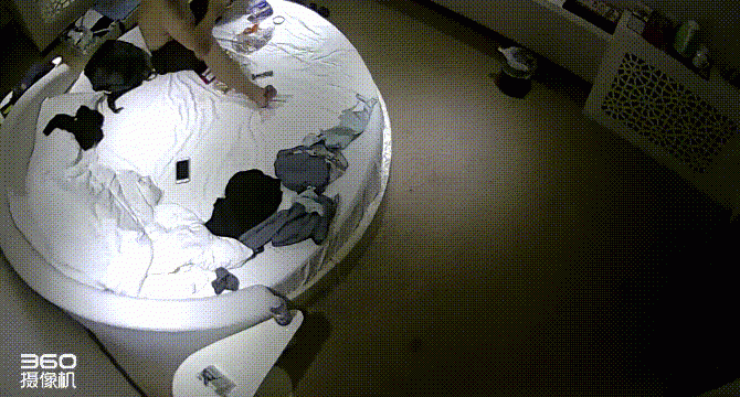 情趣白色大圓床偷拍兩對很有技術含量的偷情男女黑框眼鏡少婦樣子很淫騷
