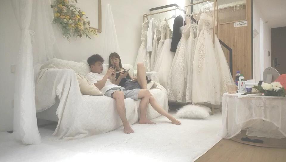胖子傳媒工作室 婚紗店主題房約啪戴眼鏡的反差婊，女上位好浪啊