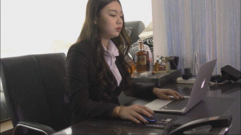 螳螂捕蟬之黃雀在後❤️酒店美女經理被男子威脅要錢脫光衣服捆綁勒殺玩弄屍體[MP4/1715MB]