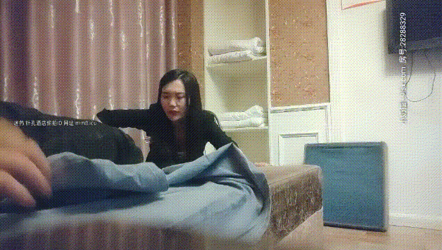 《騷飄飄專業搞雞》1500元半夜足療店撩少婦買鍾到賓館開房啪啪假雞巴搞得人家喊疼
