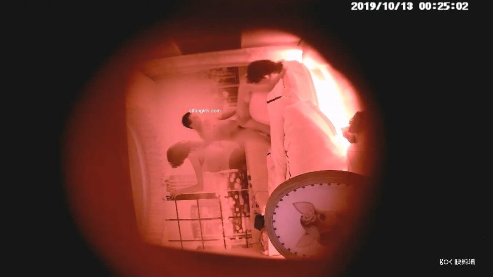10-12針孔偷拍 文靜短髮美女趴在情趣球上被男友蹂躪，極品小淫婦