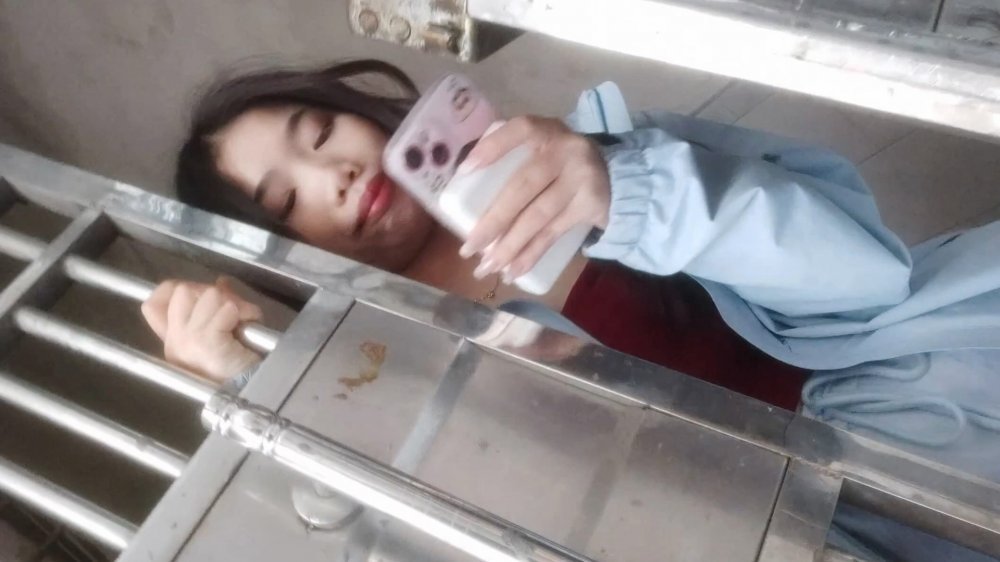 搭訕城中村20來歲的極品年輕站街女 上樓直接脫褲子服務 口硬就開乾爽上頭直接射 超回味的速食