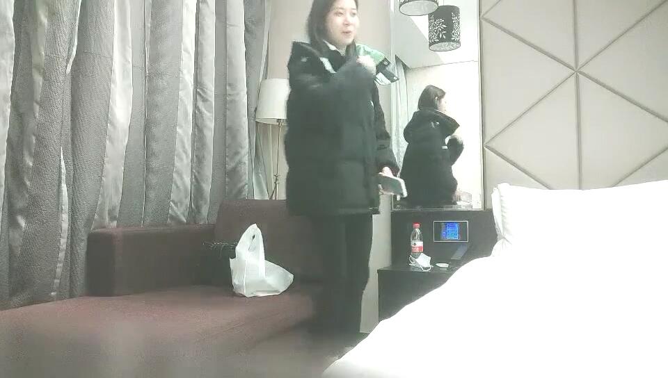 12-5乾淨利速_探花約啪苗條高挑美女，說話溫柔床上嬌嗔不斷，被大雞巴乾爽了