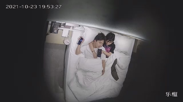 10-23樂橙酒店偷拍 胸部有紋身的騷貨主動吃男友雞巴，說小母狗好想要
