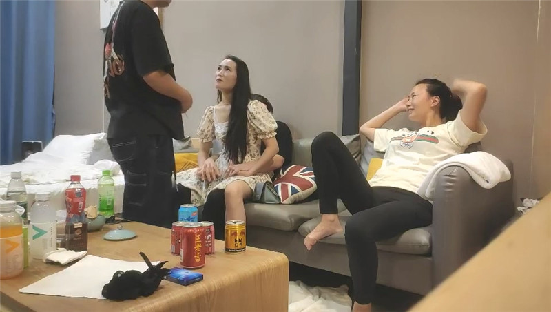 兩個小夥各種帶著自己的女朋友一起玩換妻4P各種啪啪完美露臉