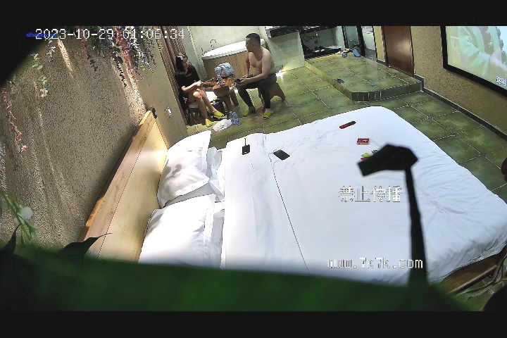 10-29酒店近景偷拍 黑絲 紋身美女很狂野，被大哥狂干無套內射