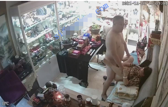 【稀缺攝像頭】古玩店老闆竟然把三個騷婦客戶都給操了