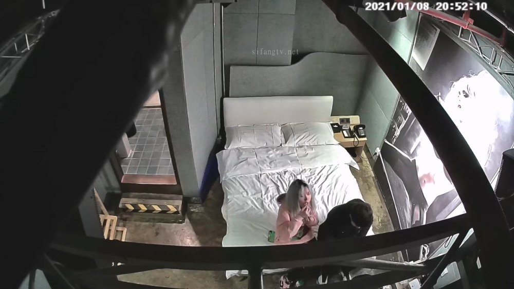 1-18經典酒店偷拍 大屁股女友女上位騎乘瘦弱小夥，呻吟聲不斷