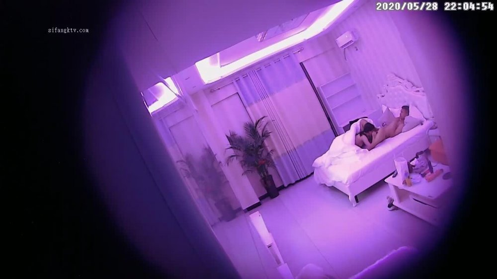 5-28經典酒店偷拍 年輕情侶開房，氣質女友吃雞技術嫻熟，活好是練出來的