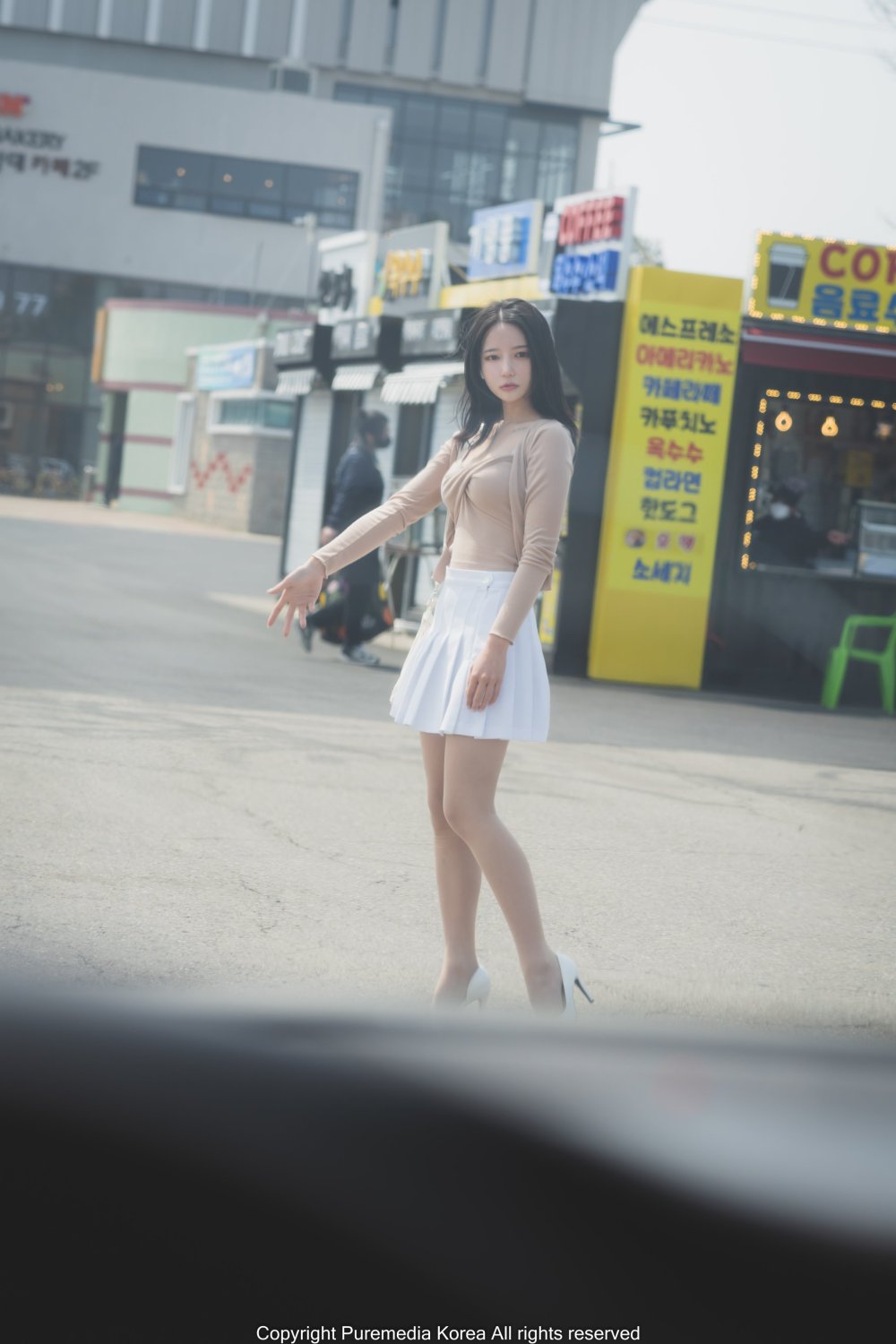 韓國女模遭拐騙強行被拉至小樹林--有奶無屄[20P]