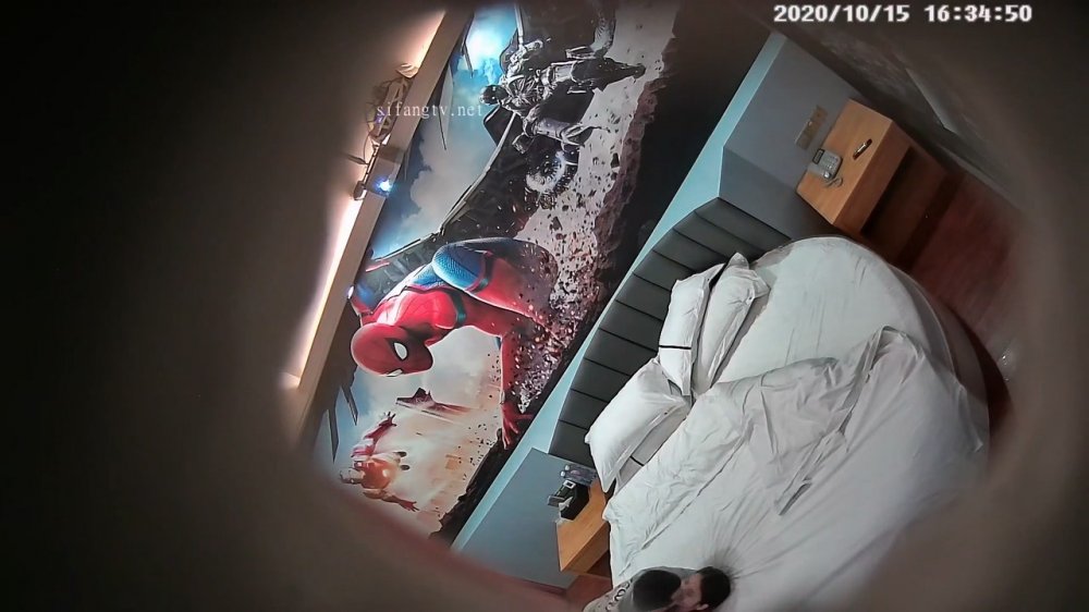 10-15經典酒店偷拍 健壯男友床上暴操氣質女生，主動口交坐上去搖