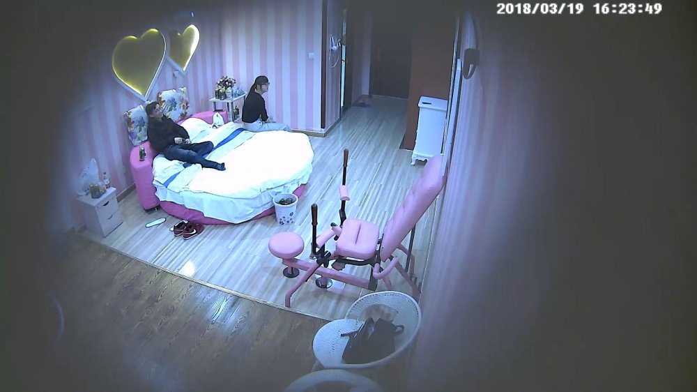 3-19經典酒店偷拍 很拘謹的美女被強吻之後開始主動，連續干三炮，時間不太長