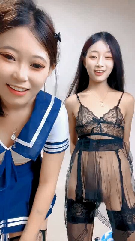 兩個風騷小妹一起誘惑狼友制服情趣黑絲誘惑跟狼友互動撩騷道具抽插騷穴淫水多多浪叫呻吟不止好刺激