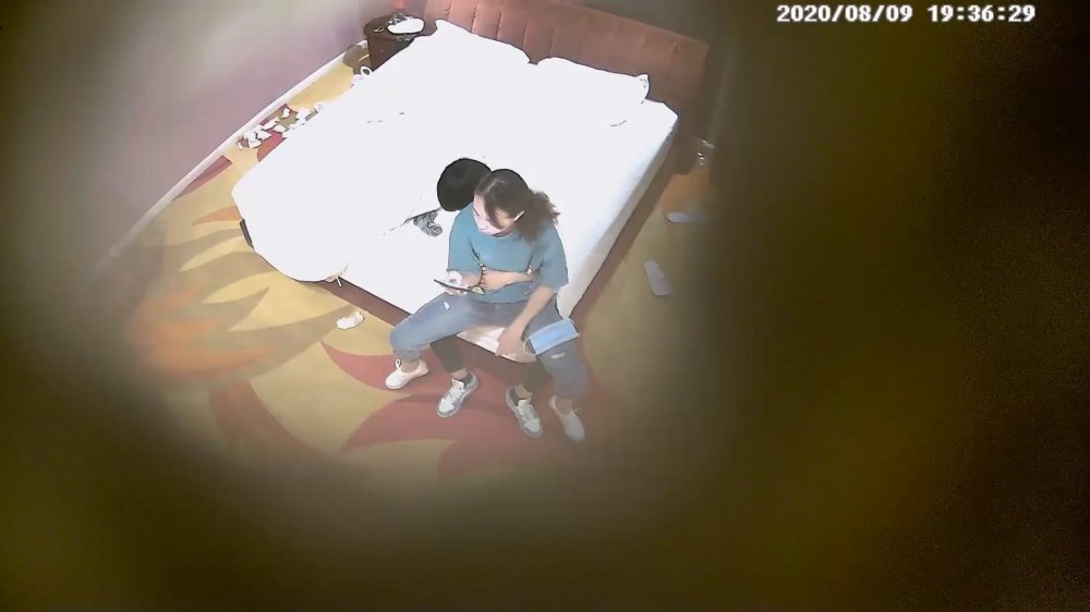 8-9經典酒店偷拍 情侶開房，清純妹子被小夥猛操