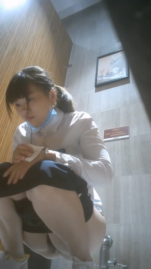 餐廳女廁全景偷拍多位漂亮的美女服務員