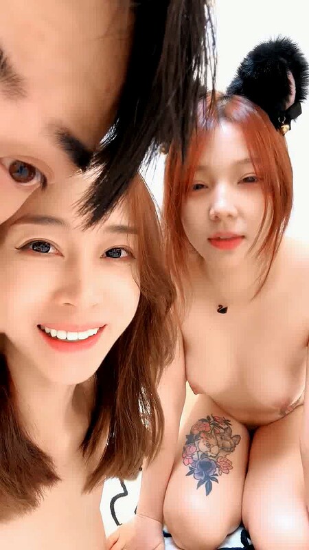 風情姐妹花還有一個小哥哥全程露臉黑絲誘惑撩騷互動聽指揮口交大雞巴激情上位讓小哥抱著草