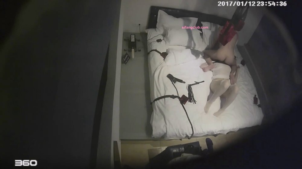 1-13經典酒店偷拍 白絲襪女友被男友用電動棒直插騷逼，然後吊起來操，玩的真過癮