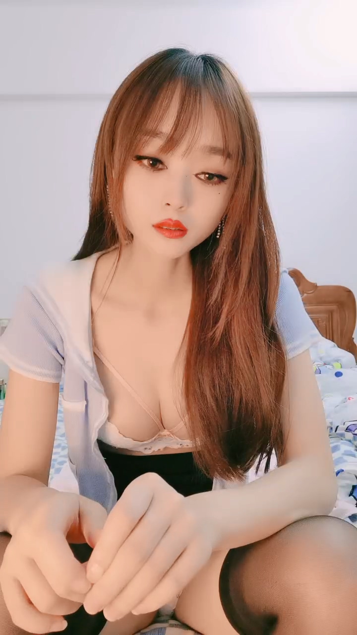 黑絲露臉風騷的小少婦跪舔大哥的雞巴，讓大哥壓在身下無套抽插玩弄騷奶子，直接內射騷逼中出刺激，精彩不斷[MP4/823MB]
