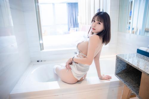 [Cosplay] 亚马逊鲶鱼 – 白色旗袍