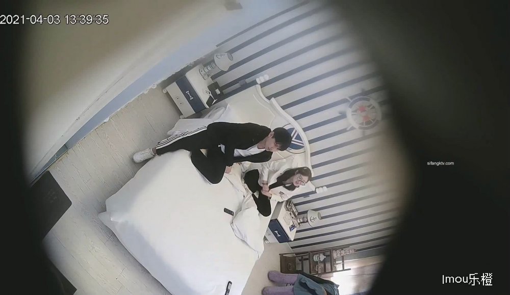 4-3經典酒店偷拍 眼鏡妹妹遇到舔逼高手 啪啪很容易高潮