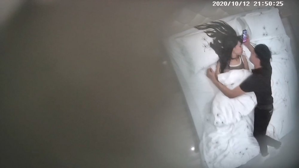 10-12經典酒店偷拍 苗條美女和男友開房，瘦猴男友猛干女友3次，搞得腿直抖