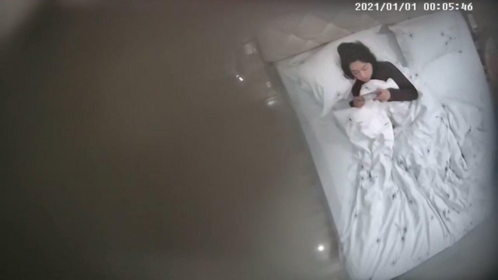 1-1經典酒店偷拍 跨年夜的情侶玩完王者榮耀開始做愛，小騷母狗學生妹很主動