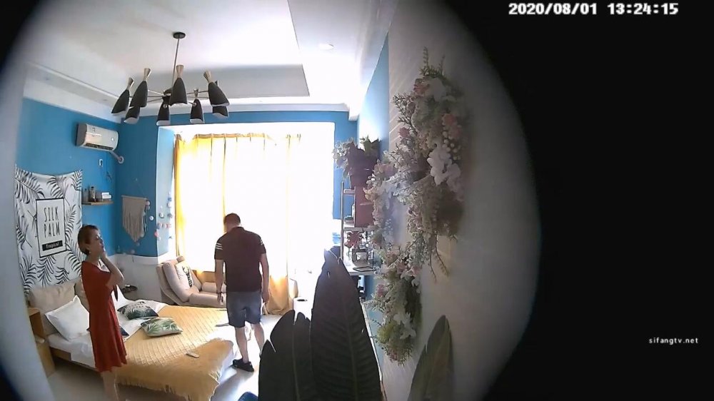 8-1經典酒店偷拍 短髮少婦床上騷，吃情人的雞巴說好大，張開腿被狠狠操