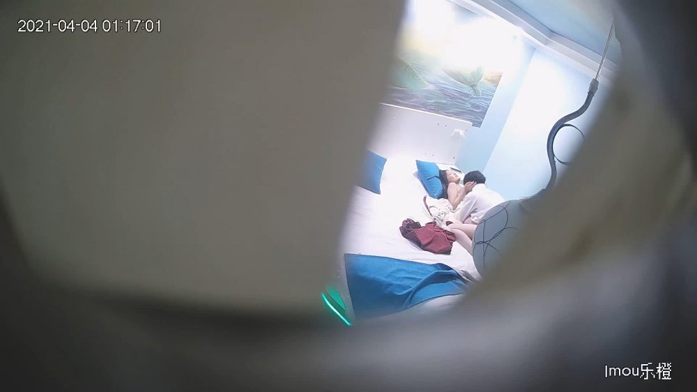 4-4經典酒店偷拍 學生情侶纏綿調情 大屁股女上位抽插清晰可見