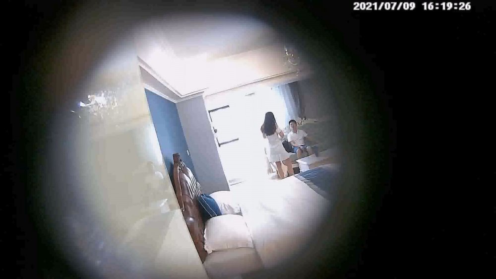 7-9經典酒店偷拍 情侶連續三天入住 美女換上白絲襪被男友抓著辮子后入暴操