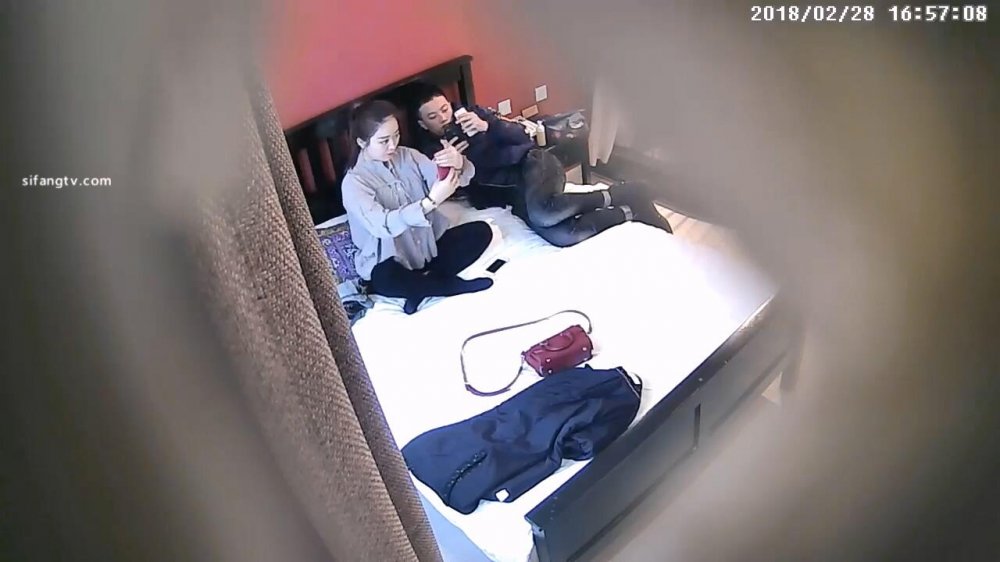 2-28經典酒店偷拍 面容姣好的美女和男友後入啪啪，屁股挺大很耐操