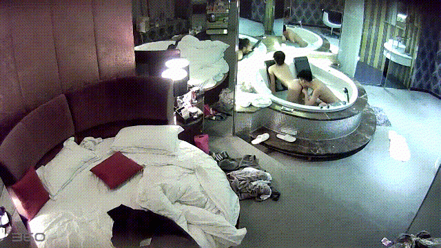 貴在真實，主題酒店全景偷拍，小情侶激情造愛，身材苗條小美女被各種啪啪，換上水手服增加性趣