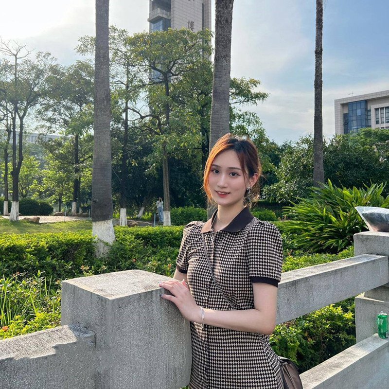 綠帽小夥帶著極品女友酒店找朋友一起來玩3P各種姿勢露臉啪啪