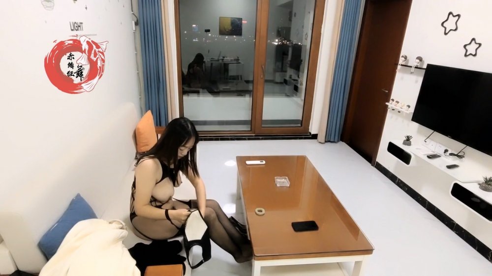 熟女控必備大膽露臉巨乳肥臀人妻【赤鱗狂舞】系列31連體開襠黑絲客廳大戰無套內射