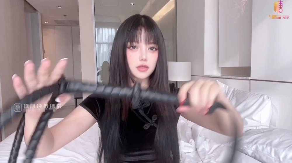 網紅顏值女神【御夢子】淫欲夢夢線下約炮第三彈_皮鞭調教粉絲足交按摩肉棒_深騎肉棒一次不過癮_連續要了兩次才滿足