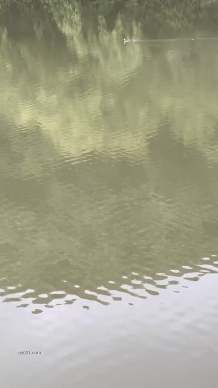 【精品亂倫】會噴水的親姐姐 - 獨家秘方喝下像鋼筋一樣硬 在陽臺操翻姐姐肛塞小穴 換上情趣裝連射兩炮