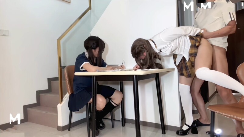 奶氣草莓 女兒在寫作業，我在旁邊偷偷摸摸操女兒閨蜜。 女兒閨蜜強忍著不發出聲音，但還是高潮噴水了