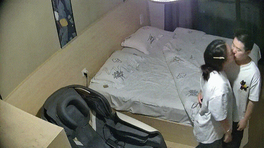 這哥們兒帶媳婦出來玩得花呀 床上女上後入都操不過癮 還要媳婦兒坐在桌子上 搞個對沖 有實力