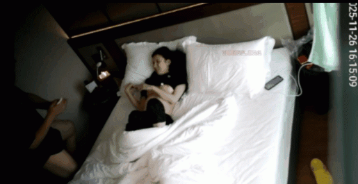 天眼偷拍 11-26 非常漂亮的美少婦 冷白皮膚好吸睛 真的是膚白貌美大長腿 小酥胸盈盈一握 太愛了