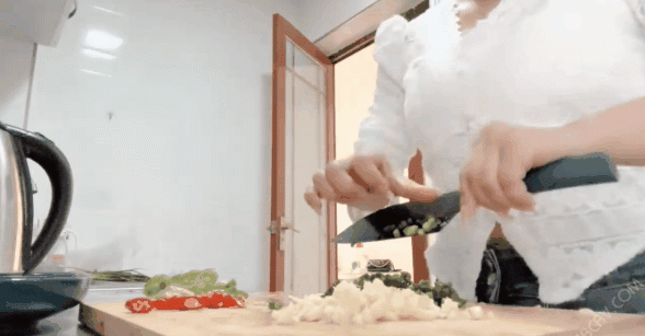 居家賢慧少婦，廚房下廚做得壹手好菜，吃飽躺床上，奶子真不小，圓滾滾自然打開又大又軟