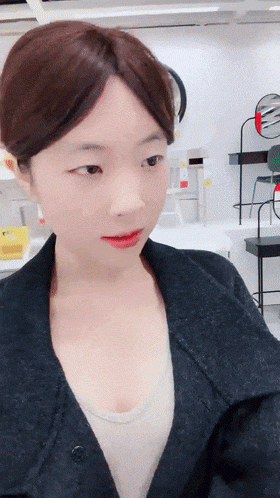 騷貨大學生白天商場里，和炮友相約，到廁所後入操逼，緊張刺激爽炸
