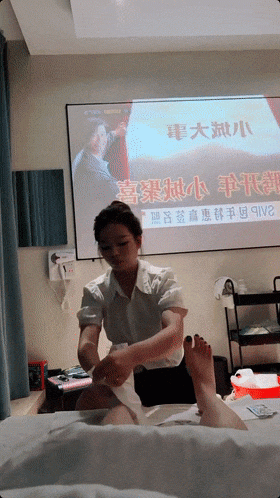 大三學生妹的一天【柚子】和炮友相約，按摩店放鬆一下身體，技師走後趕緊來一炮，緊張刺激又美妙[MP4/1610MB]