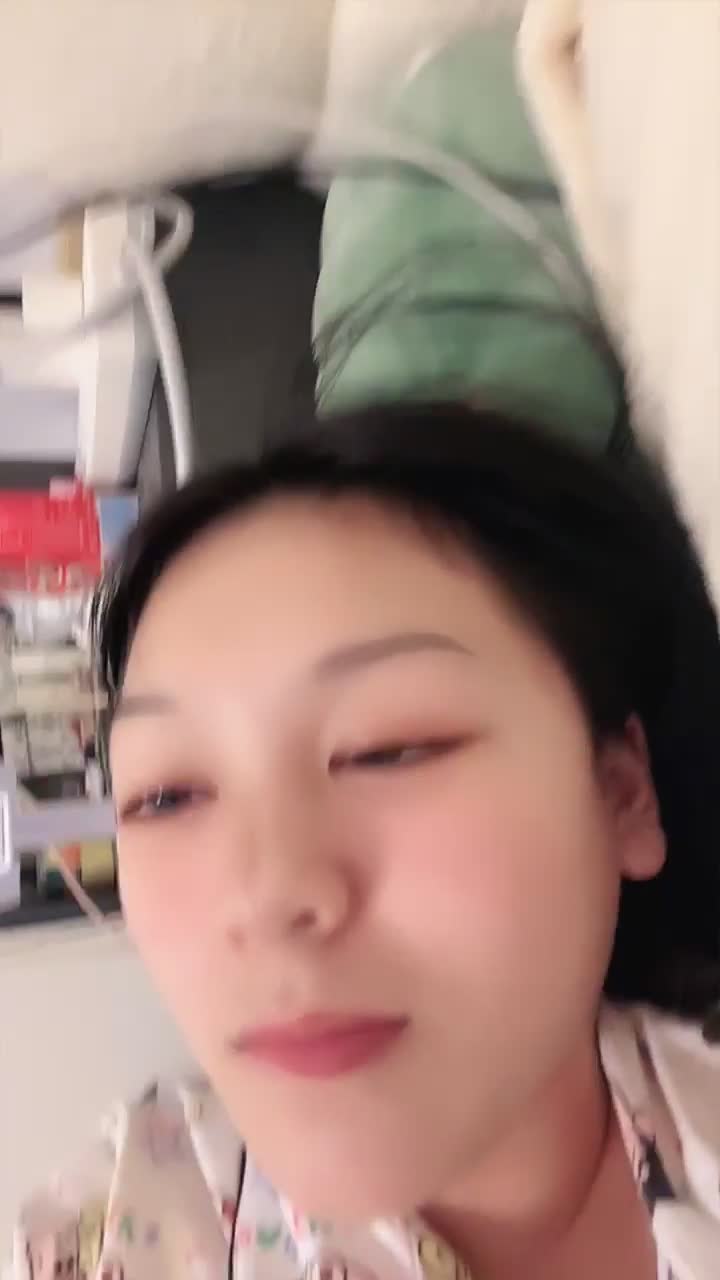 天花板雙胞胎極品浪浪服侍大佬 三人鬥地主玩遊戲互舔（2）