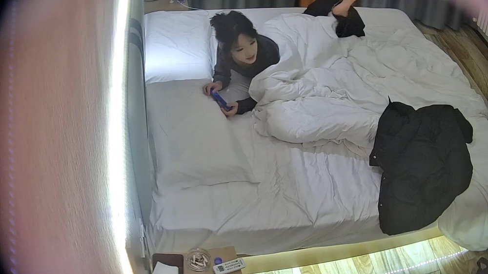 學生情侶妹子滿心期待男友激烈的碰撞廢才男友只知道玩遊戲性能力讓她大失所望（16V）