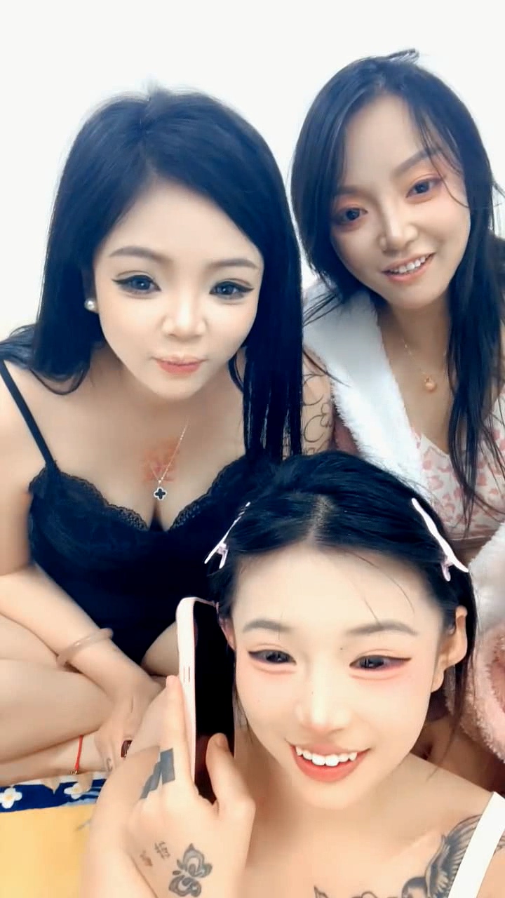 三個妞露臉被兩個大哥玩弄激情5P，口交大雞巴吸大哥乳頭，讓大哥換著玩呢爆草，直接內射[MP4/586MB]