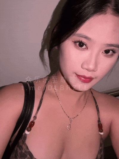 推特極品上海女神【南南愛吃糖】白富美，完美露臉，拿著身份證撒尿，車內口交，啪啪及男廁露出[MP4/588MB]