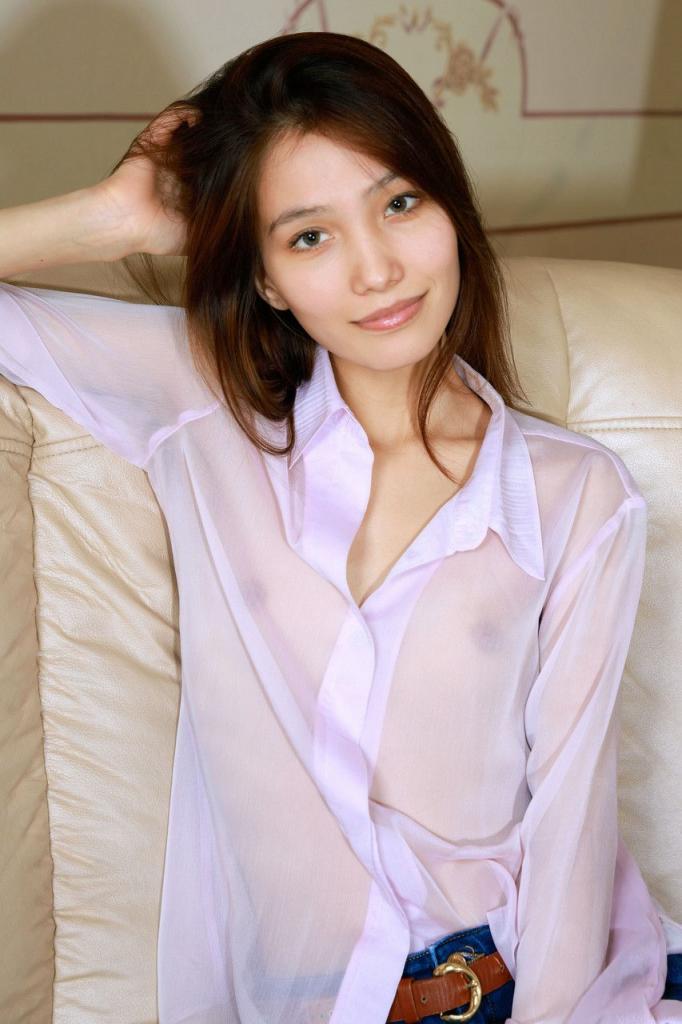 牛仔褲脫衣下蹲，張開雙腿露出陰蒂[23P]