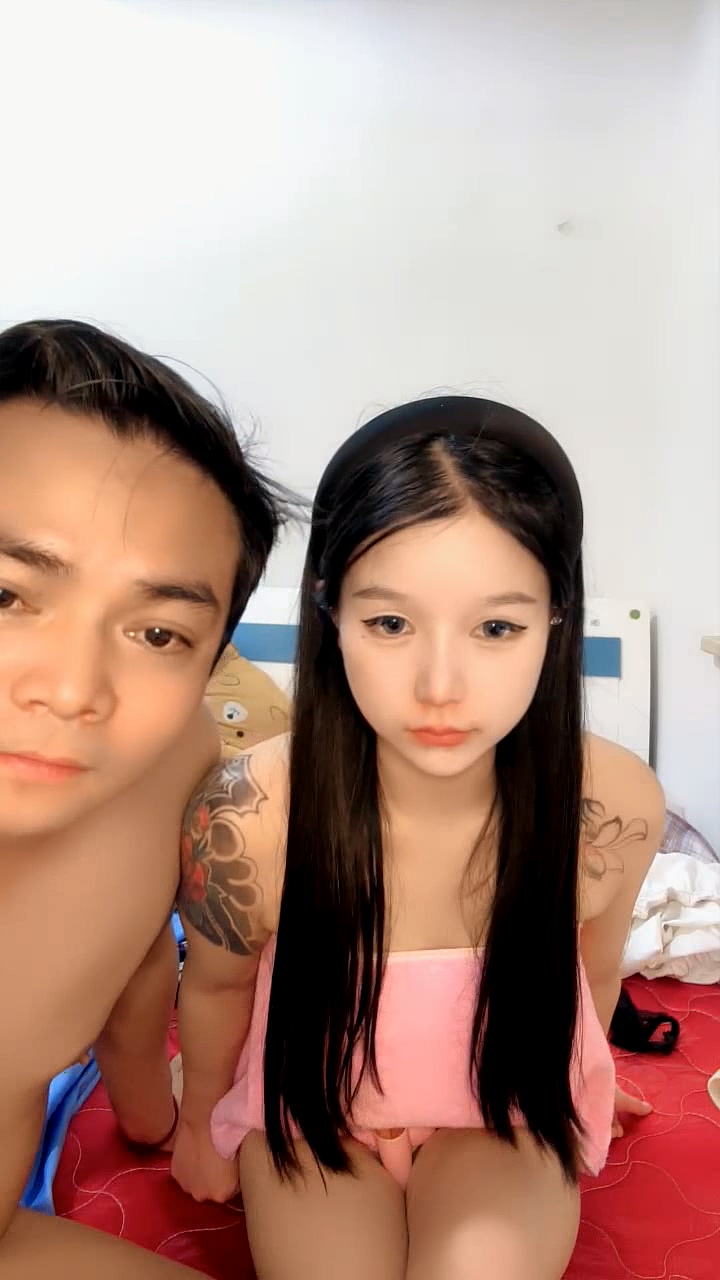 新來的黑絲露臉紋身小妹跟大哥首次啪啪直播全程露臉深喉大雞巴被大哥後入一頓爆草到射，騷逼特寫洗澡誘惑