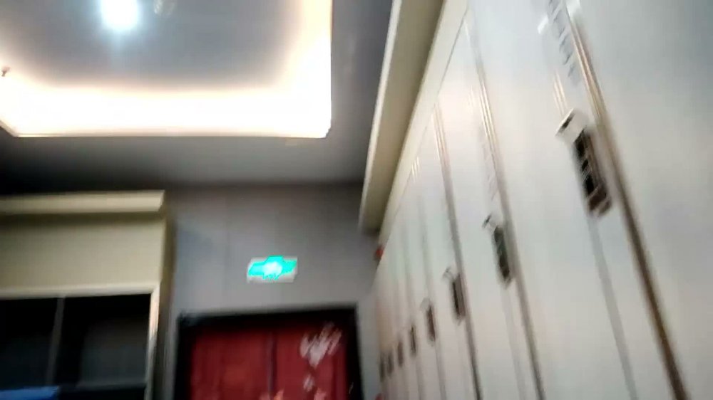 最新流出高校附近洗浴會所更衣化妝間偷拍幾個年輕靚妹