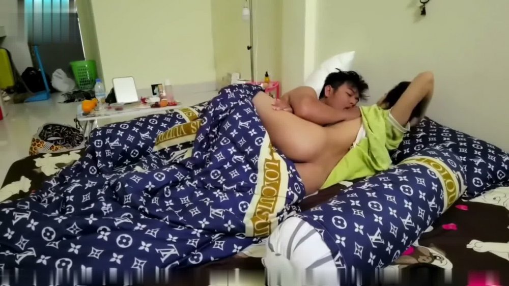 家庭攝像頭破解偷拍情侶激情造愛，騷女友口活太頂了，這麼騷就得用奇葩體位狠肏她